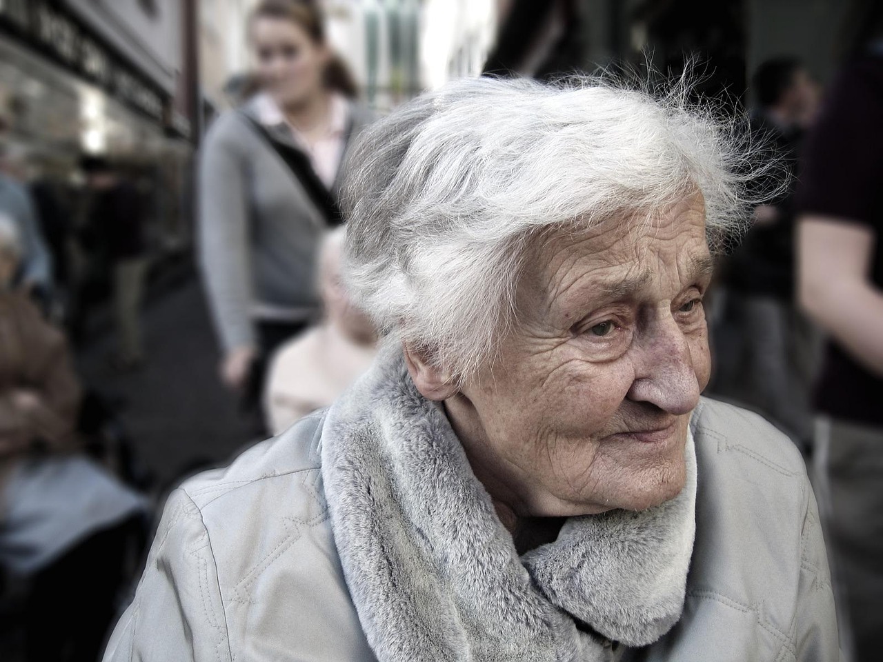 Oudere dame op straat